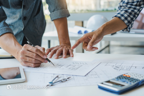 办公室合作司设计人员 从服务台施工到项目蓝图设计的创新之路